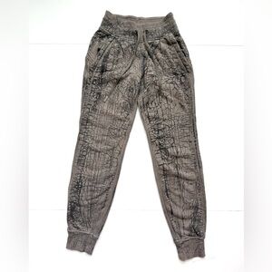 Lululemon Warm Gray Joggers Print Grungy Streetwear Athleisure, Size 0